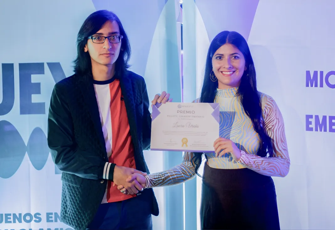 Fabricio Espinoza enotar.io CEO giving certificate to Laura Ureña