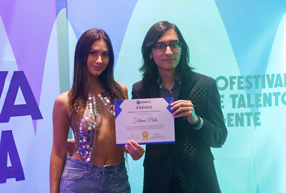 Fabricio Espinoza enotar.io CEO giving certificate to Fatima Pinto